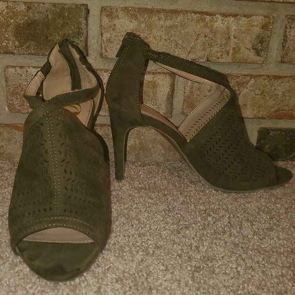 Olive heels - Picture 2 of 4
